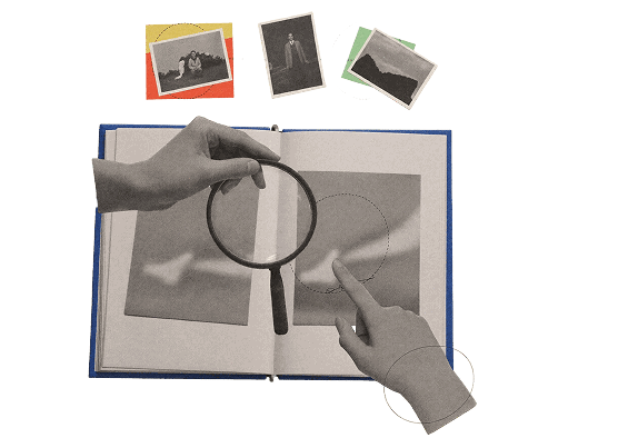 Illustratie: vergrootglas controleert foto's in een opengeslagen boekje